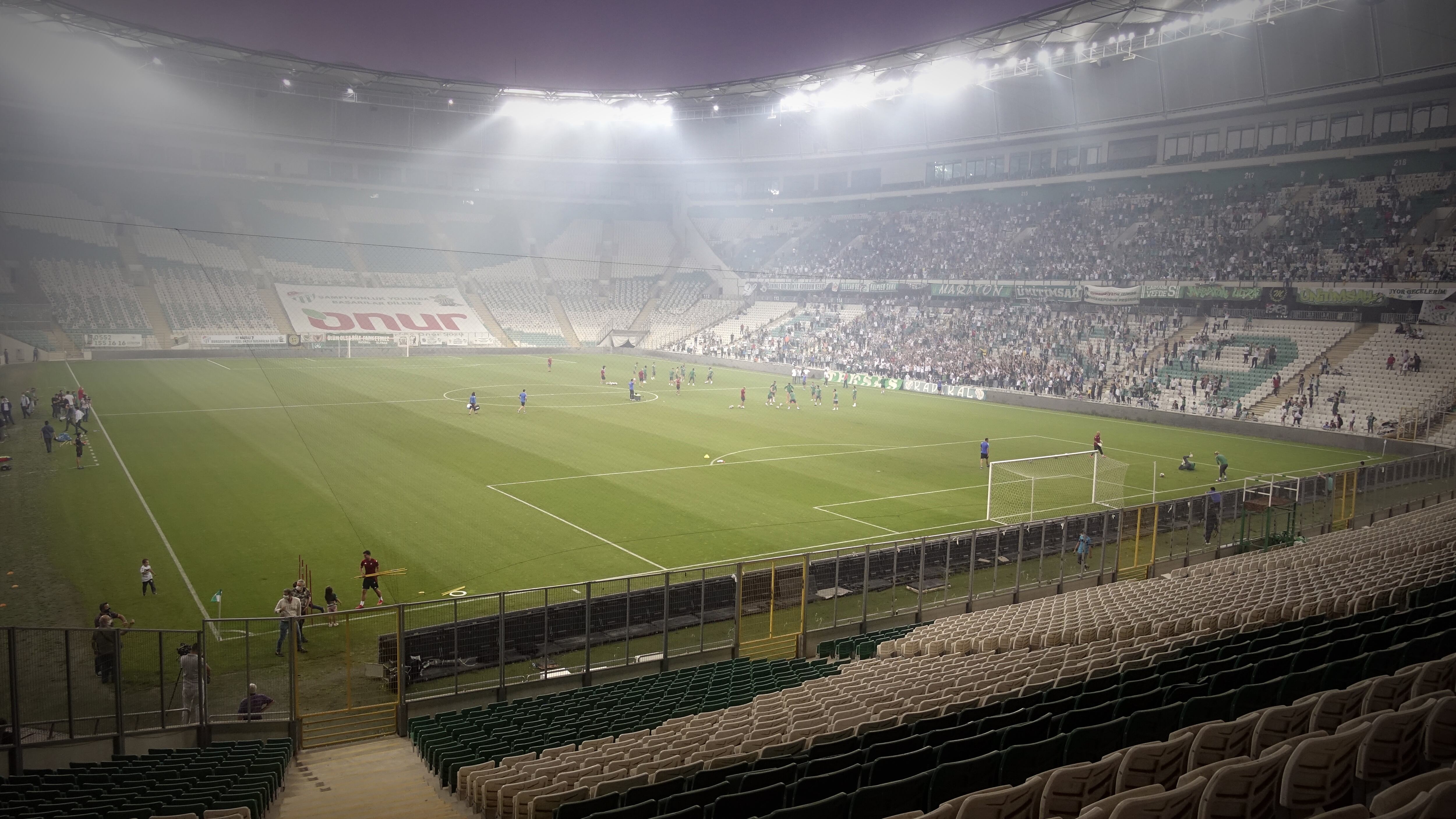 Bursaspor es un equipo de segunda división y sus hinchas lanzaron botellas durante todo el encuentro contra el Amedspor.