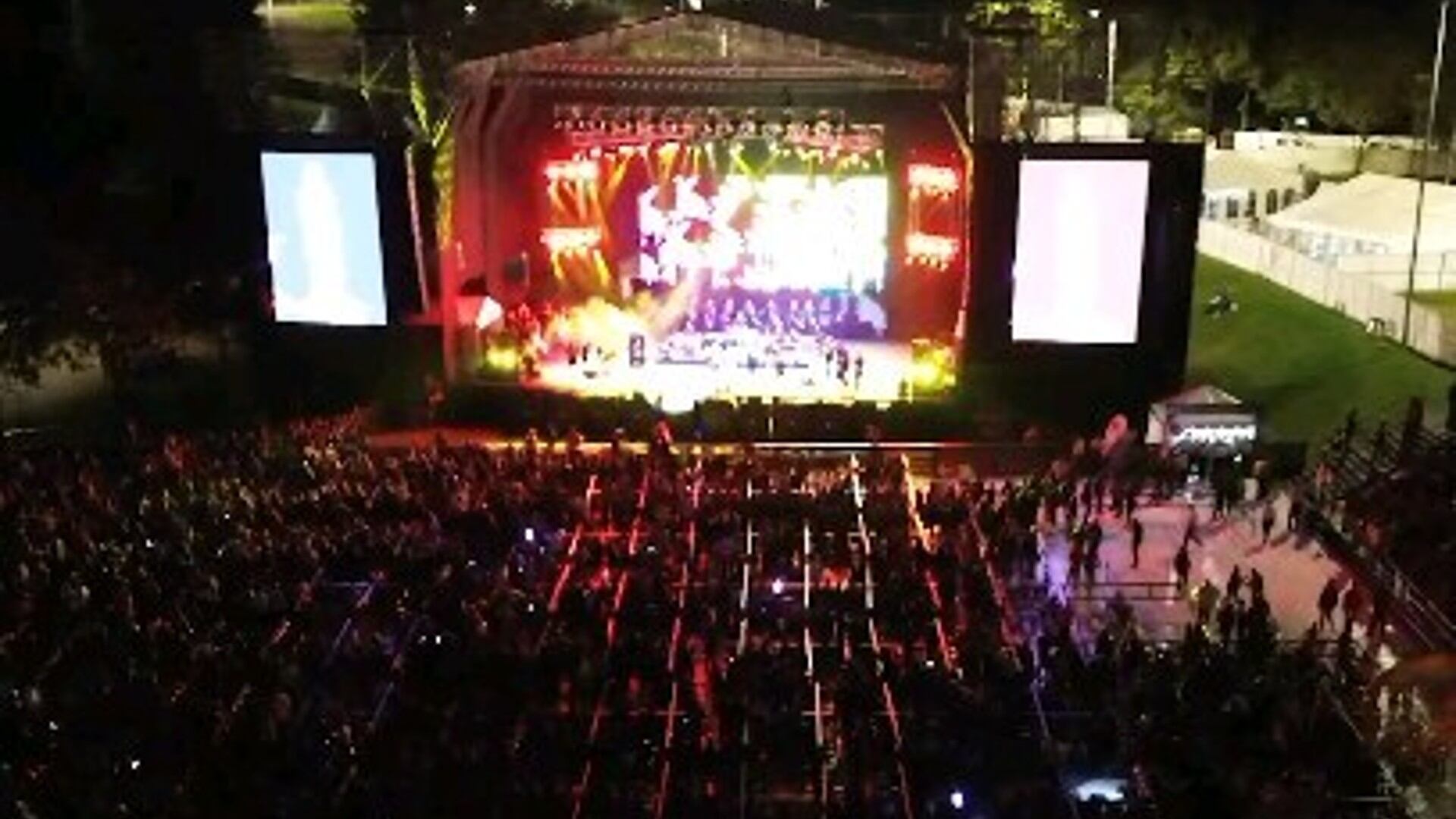 Asistentes a festival Vive la Salsa reportaron atrasos y falta de logística en el evento.