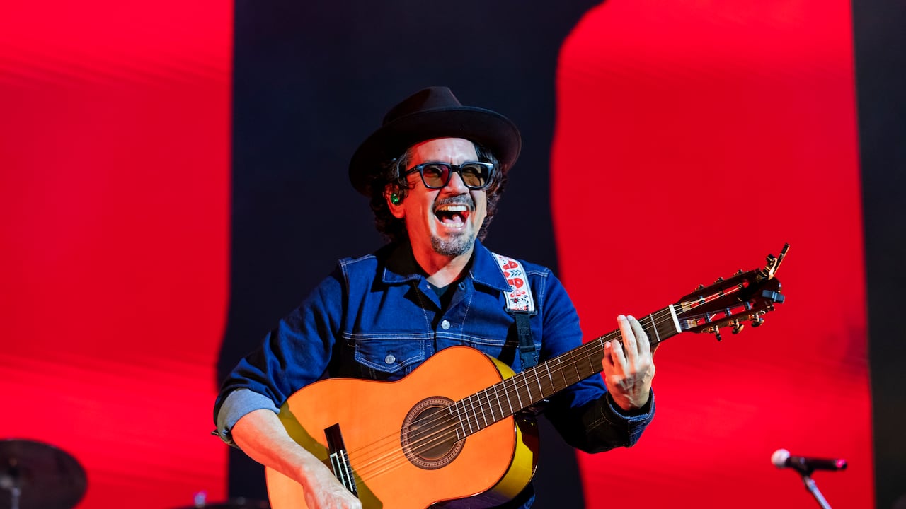Jorge Villamizar, voz líder de Bacilos, reflexiona sobre el valor de la música orgánica en tiempos de inteligencia artificial, el reencuentro con sus raíces caribeñas y la fuerza de una vocación artística que desafía las dinámicas de la industria moderna.