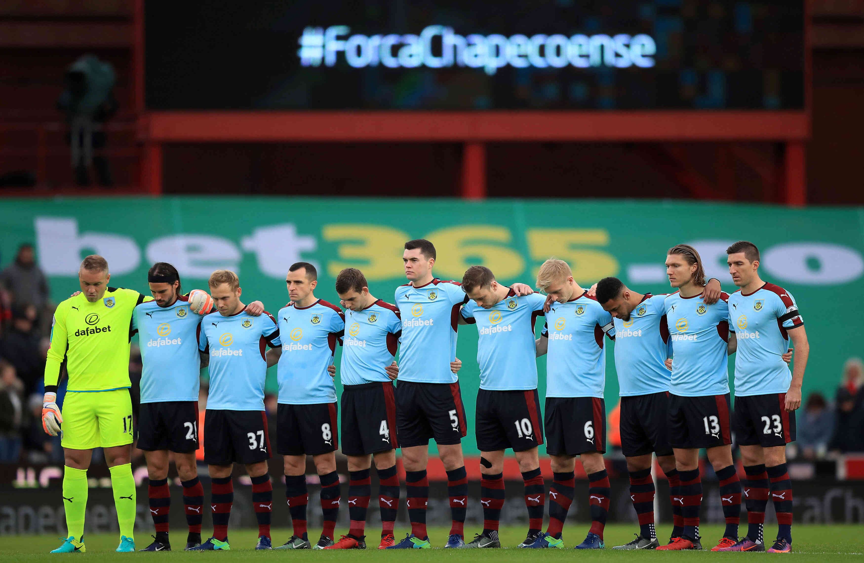 Minuto de silencio en el partido entre Stoke City y el Burnley en Inglaterra. Foto: AP.
