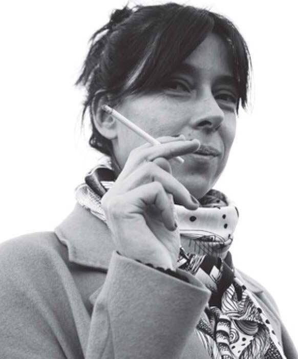 Nació en Buenos Aires en 1974 y estudió Ciencias de la Comunicación en la UBA. Es profesora de Literatura Creativa. Estás muy callada hoy (Seix Barral, 2022) es su primera novela, publicada originalmente en el sello Rosa Iceberg, que busca dar lugar a escritoras noveles.