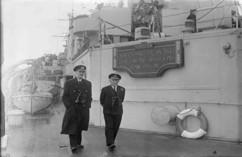 El Rey Haakon de Noruega caminando con el vicealmirante McGrigor en el alcázar del HMS NORFOLK durante el regreso de la familia real a Oslo al final de la guerra. Crédito: esta imagen fue creada y lanzada por el Museo Imperial de la Guerra.