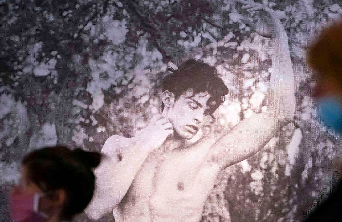 Los visitantes caminan por el área de exposición al aire libre después de la reapertura de la exposición; Fotografía de Karl Lagerfeld. La retrospectiva; en el Museo de Arte de Moritzburg en Halle, Alemania, el viernes 22 de mayo de 2020. La exposición reúne más de 400 fotografías del director creativo, diseñador de moda, artista, fotógrafo y caricaturista alemán que vivió en París y murió el año pasado. (Foto AP / Jens Meyer)