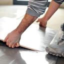 Las baldosas grandes son más fáciles de cortar y logran una superficie más pareja. Los colores medios como grises, azules claros, beige son perfectos para mantener la sensación de amplitud y que la suciedad no se evidencie tanto.