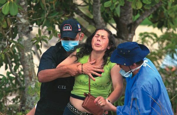 Madre sin consuelo. En septiembre de 2008 Flor Hilda Hernández, de Soacha, Cundinamarca, viajó hasta Ocaña, Norte de Santander, donde encontró el cuerpo de su hijo que había desaparecido hacía varios meses. Lo habían asesinado y luego hecho pasar por guerrillero en el escándalo de los falsos positivos. Foto: Edgar Cusgüén-Periódico La Opinión.