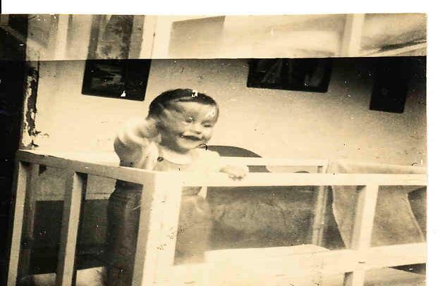 En su cuna, de un año. Nació en 1951 en Cali.