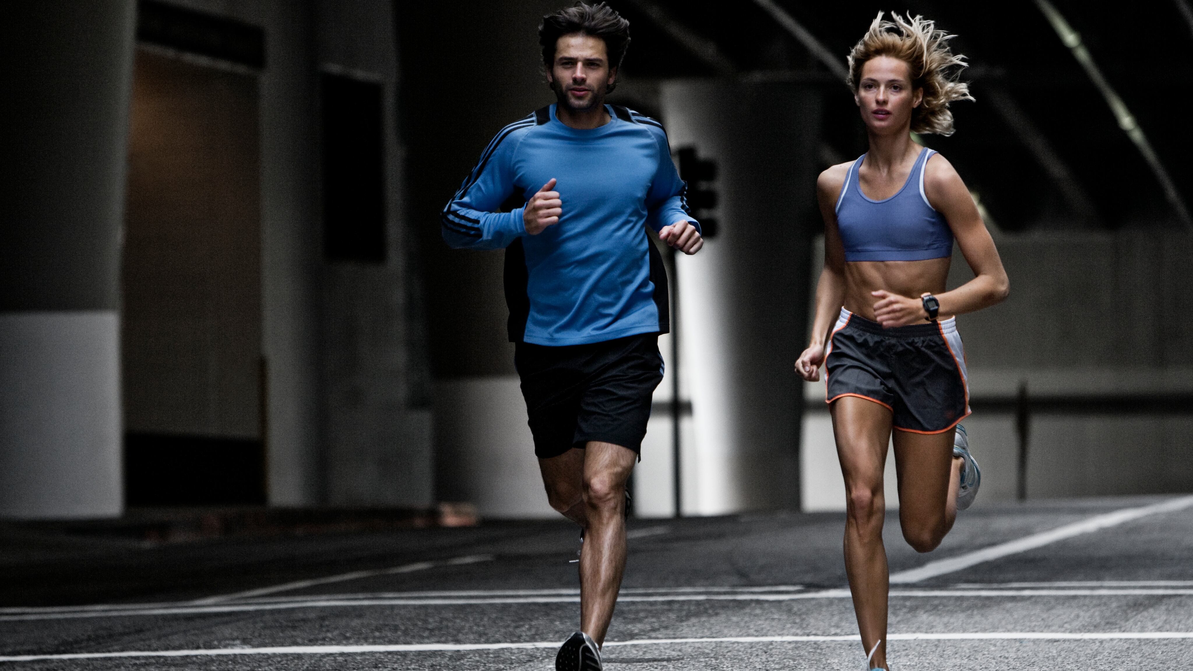 Pareja corriendo por la ciudad.