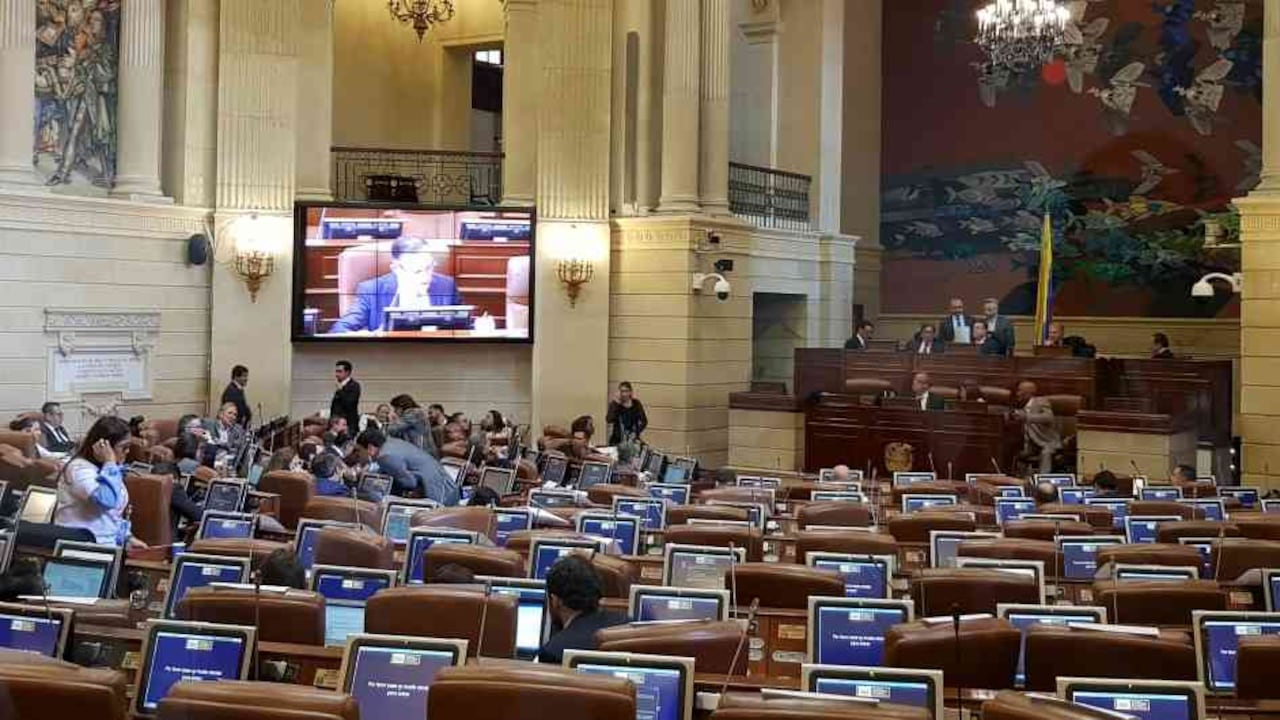 El gobierno y congresistas independientes o de oposición, libran un pulso por la aprobación del Plan de Desarrollo.