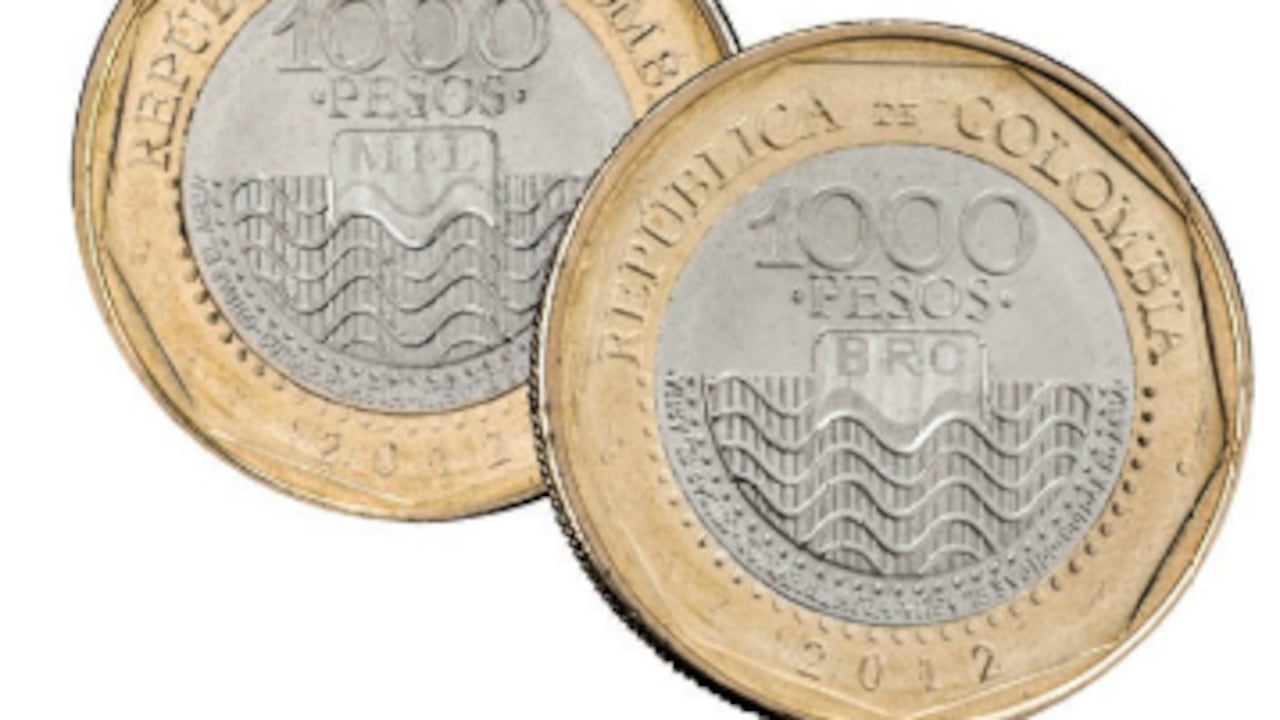 El color de la moneda falsa no corresponde ni en tonalidad ni en brillo al de la original.