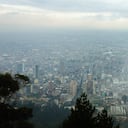 Bogotá, Colombia bajo un cielo gris con niebla y mal tiempo lluvia