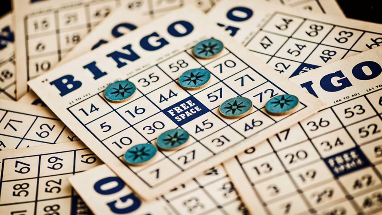 Al igual que en el presencial, en el telebingo se imprimen cartones y se cortan fichas para tapar números. El sistema de juego es automático y el sorteo se transmite por TV e internet.