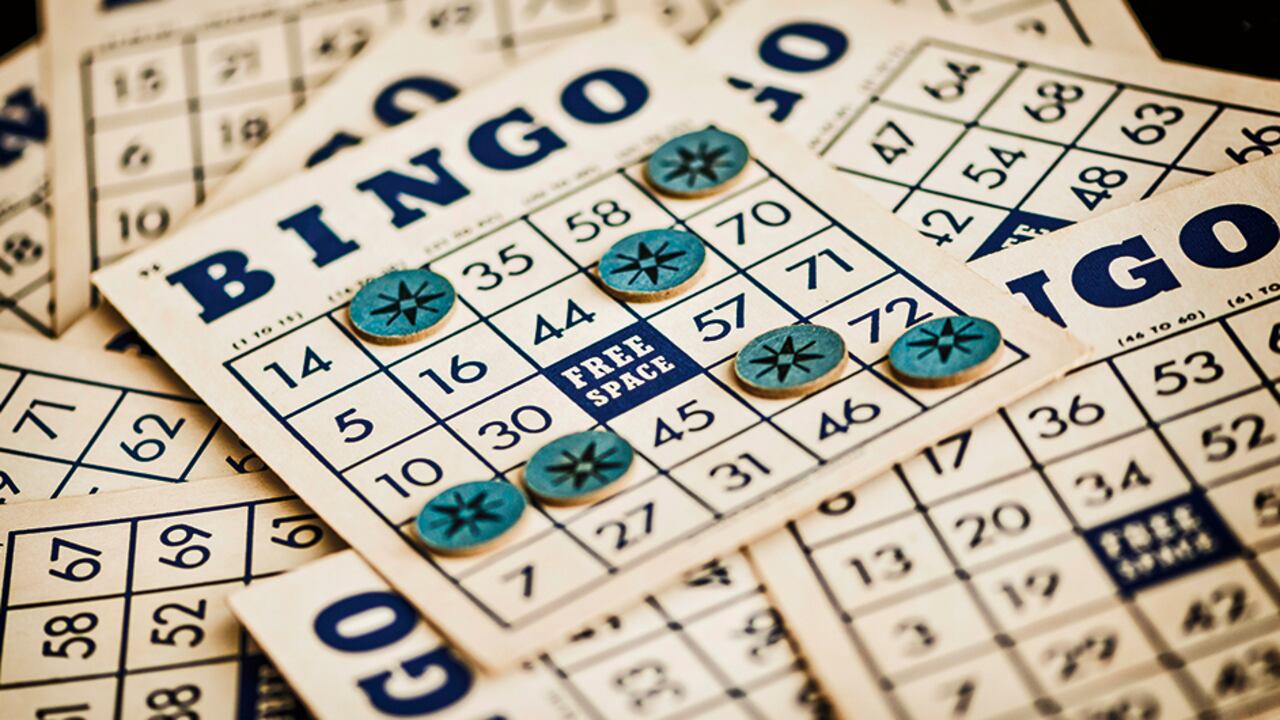 Al igual que en el presencial, en el telebingo se imprimen cartones y se cortan fichas para tapar números. El sistema de juego es automático y el sorteo se transmite por TV e internet.