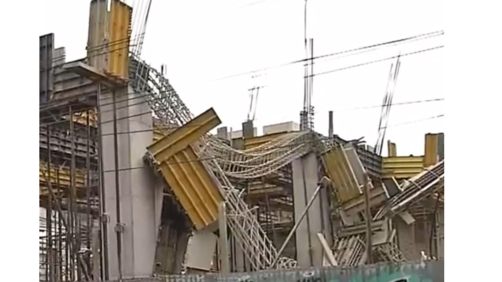La estructura de una obra privada en Puente Aranda resultó afectada tras el colapso registrado durante trabajos de construcción.