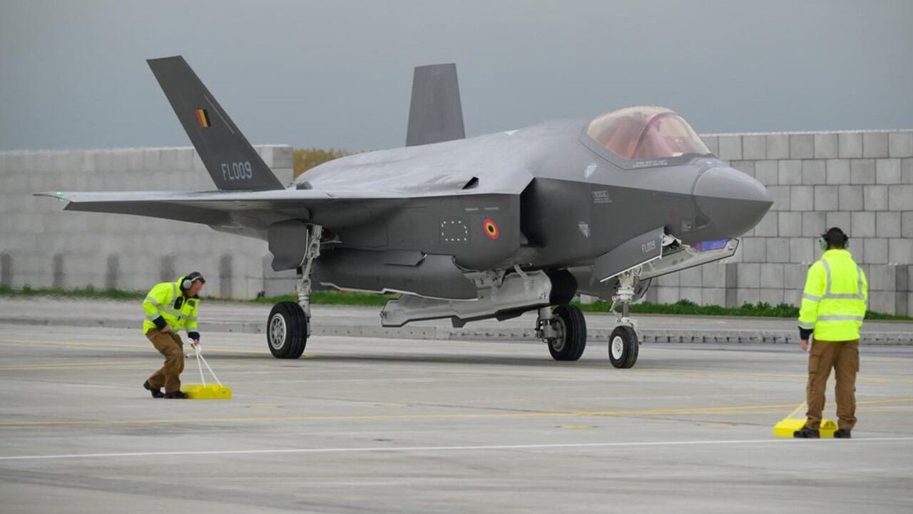 Llegada de un caza F-35 Lightning II a instalaciones militares de Bélgica.