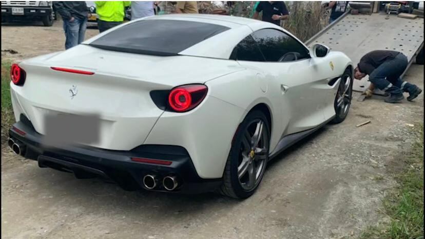 A subasta los Ferrari de alias Falcón. La millonaria fortuna que estaba a nombre del supuesto narco invisible fue objeto de extinción de dominio y la Fiscalía los entregó a la SAE.