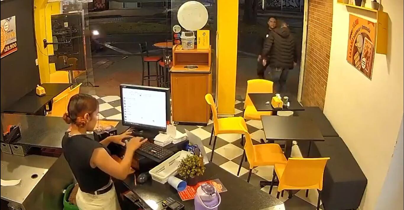 Los delincuentes salieron tranquilamente del sitio.