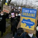 La gente protesta contra la invasión rusa de Ucrania el 24 de febrero de 2022 cerca de la Cancillería en Berlín.
John MACDOUGALL / AFP