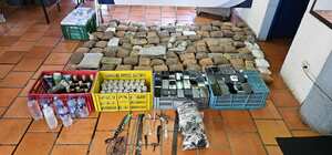 En desarrollo de la Operación Dominó del Inpec, se incautaron 120 kilos de marihuana, 4.7 kilos de clorhidrato de cocaína y 13 millones de pesos, además de licor, en una caleta, en el techo de la cárcel de Jamundí. Foto Especial para El País