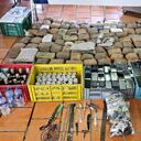 En desarrollo de la Operación Dominó del Inpec, se incautaron 120 kilos de marihuana, 4.7 kilos de clorhidrato de cocaína y 13 millones de pesos, además de licor, en una caleta, en el techo de la cárcel de Jamundí. Foto Especial para El País