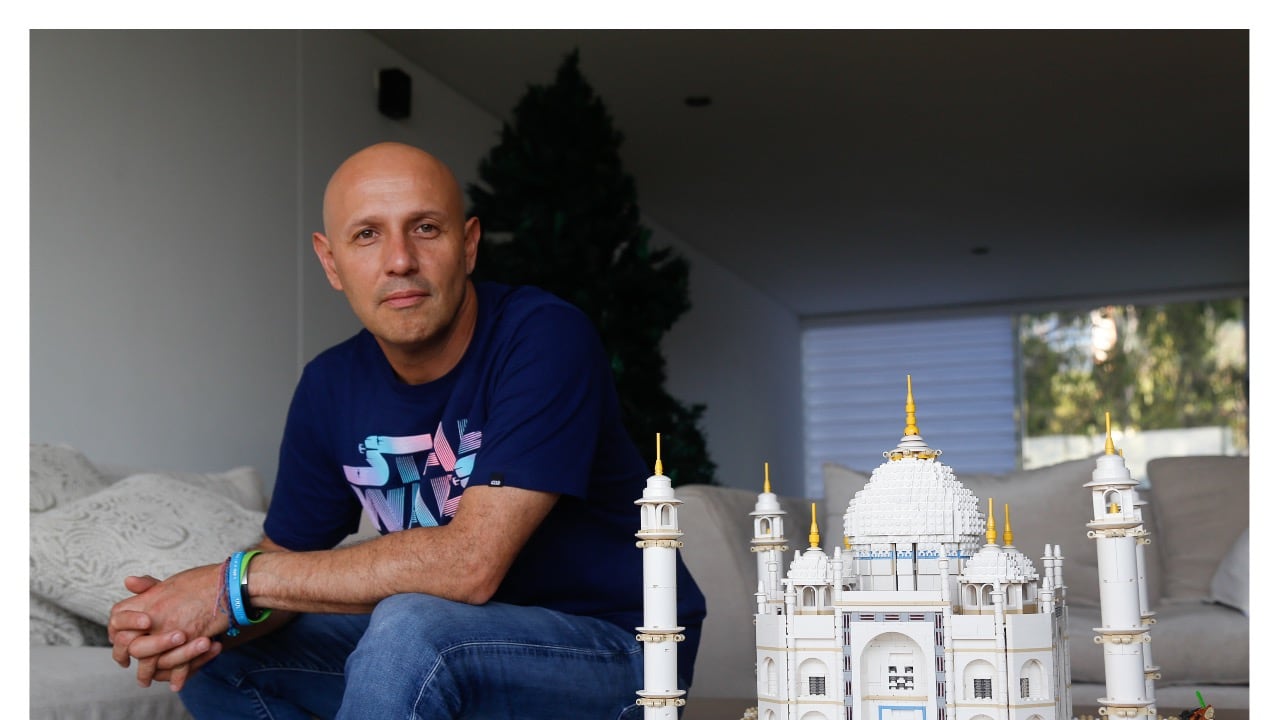 A tres fundaciones y un colegio ha llegado esta iniciativa, a través de la cual Daniel Osorio enseña a los jóvenes a armar Legos. Ya están invitados a ancianatos y municipios como Venecia y Titiribí para replicar la experiencia.