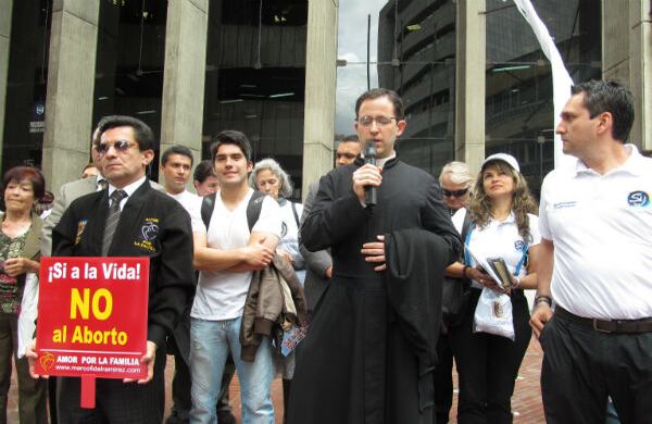 El padre Fernando Altamira uno de los líderes espirituales de la comunidad Lefebvriana dirigió una oración ante los manifestantes y posteriormente los bendijo en latín.