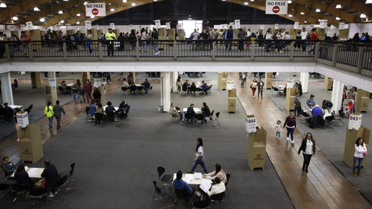 En puestos en donde solía haber largas filas para entrar hoy no las hay, los jurados tienen mucha menor actividad y las congestiones que se solían presentar en algunos puntos tampoco se han dado.