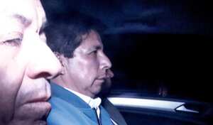 Pedro Castillo es fotografiado mientras es llevado por la policía de su país a la Fiscalía