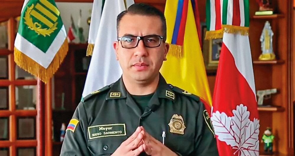 El mayor Mario Andrés Sarmiento fue, según la Fiscalía, el enlace directo de alias Papá Pitufo. Se encargó de contactar a otros funcionarios con el señalado contrabandista y se desempeñó como secretario general de la Polfa.