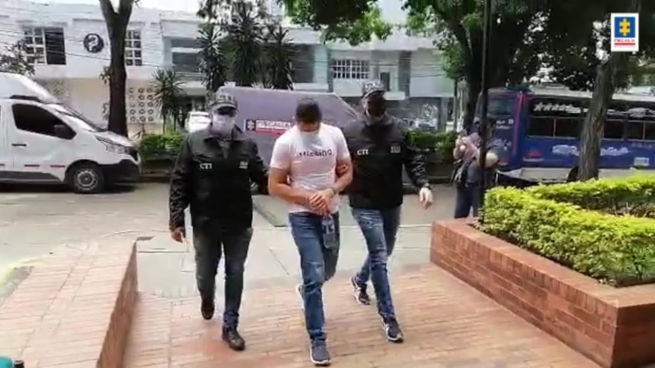 Patrullero Luis Ángel Piedrahita, judicializado por disparar al menor que segundos antes se lanzó para pegarle una patada