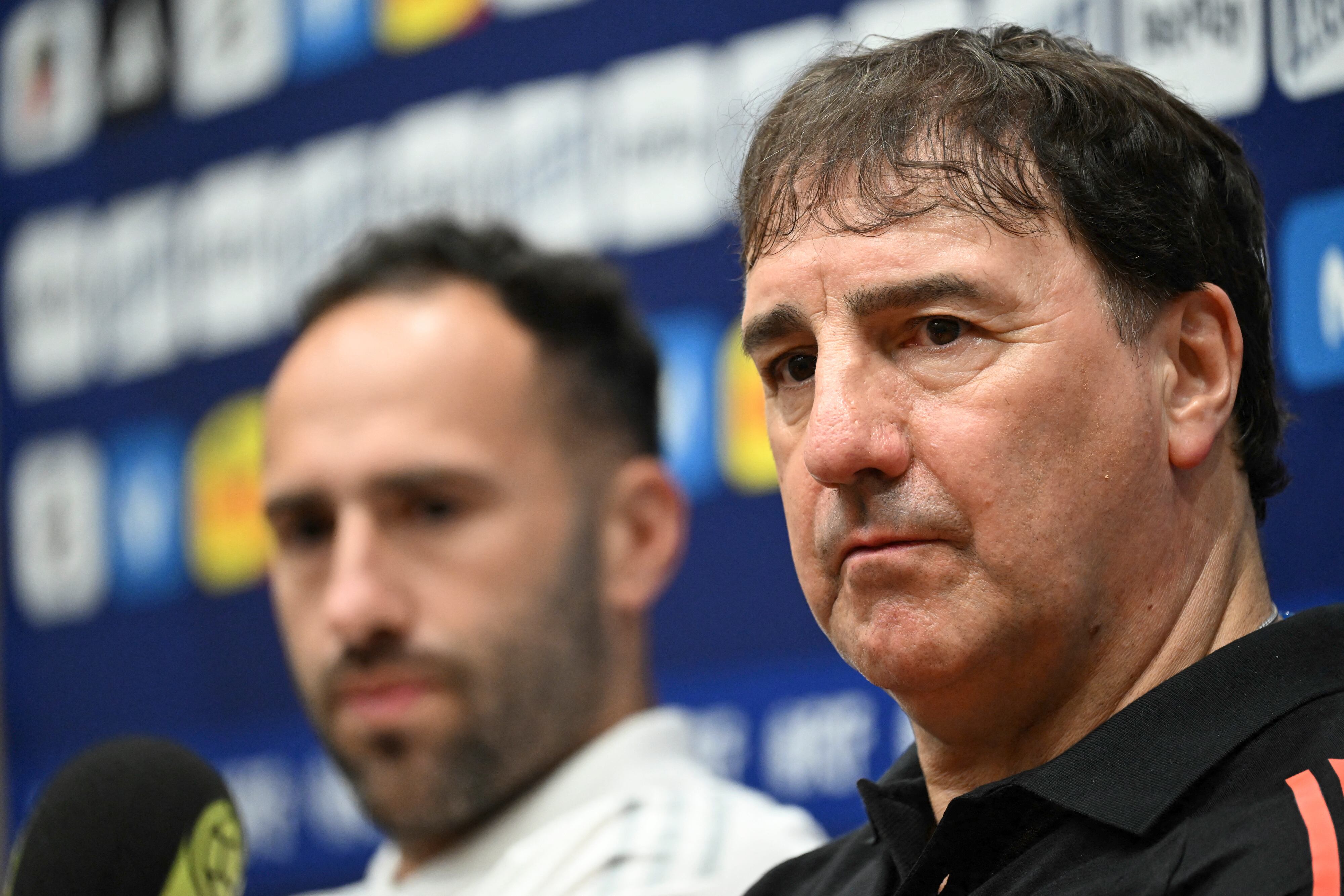Colombia's Argentine head coach Nestor Lorenzo (R) looks on next to Colombia's goalkeeper David Ospina during a press conference in Barranquilla, Colombia, on September 3, 2025, on the eve of the FIFA World Cup 2026 qualifier football match against Bolivia. (Photo by Luis ACOSTA / AFP)