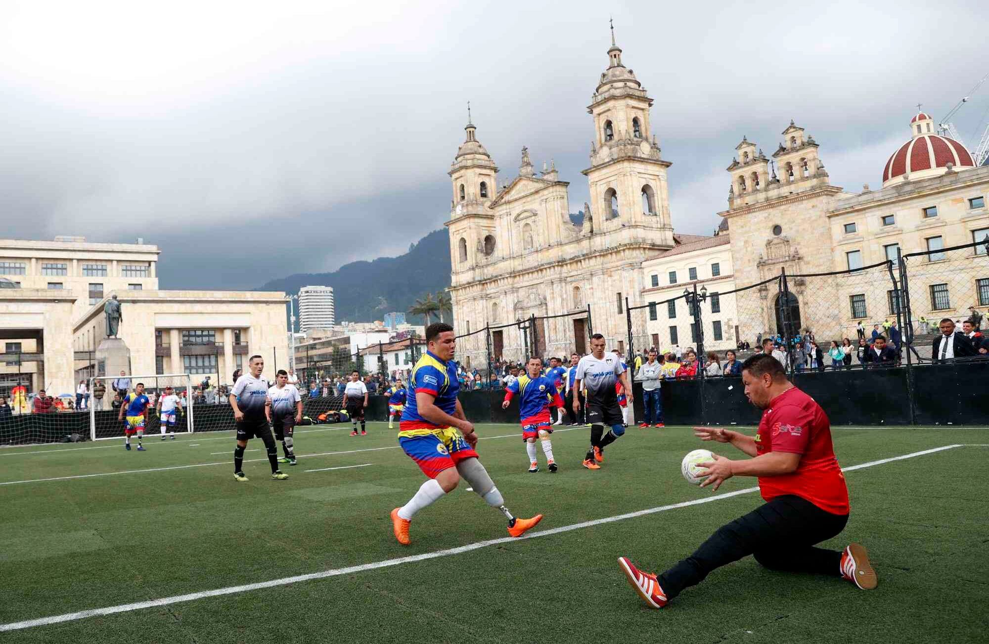 La cancha sintética de fútbol 5 se instaló en la Plaza de Bolívar en el centro de Bogotá. FOTO: León Darío Peláez