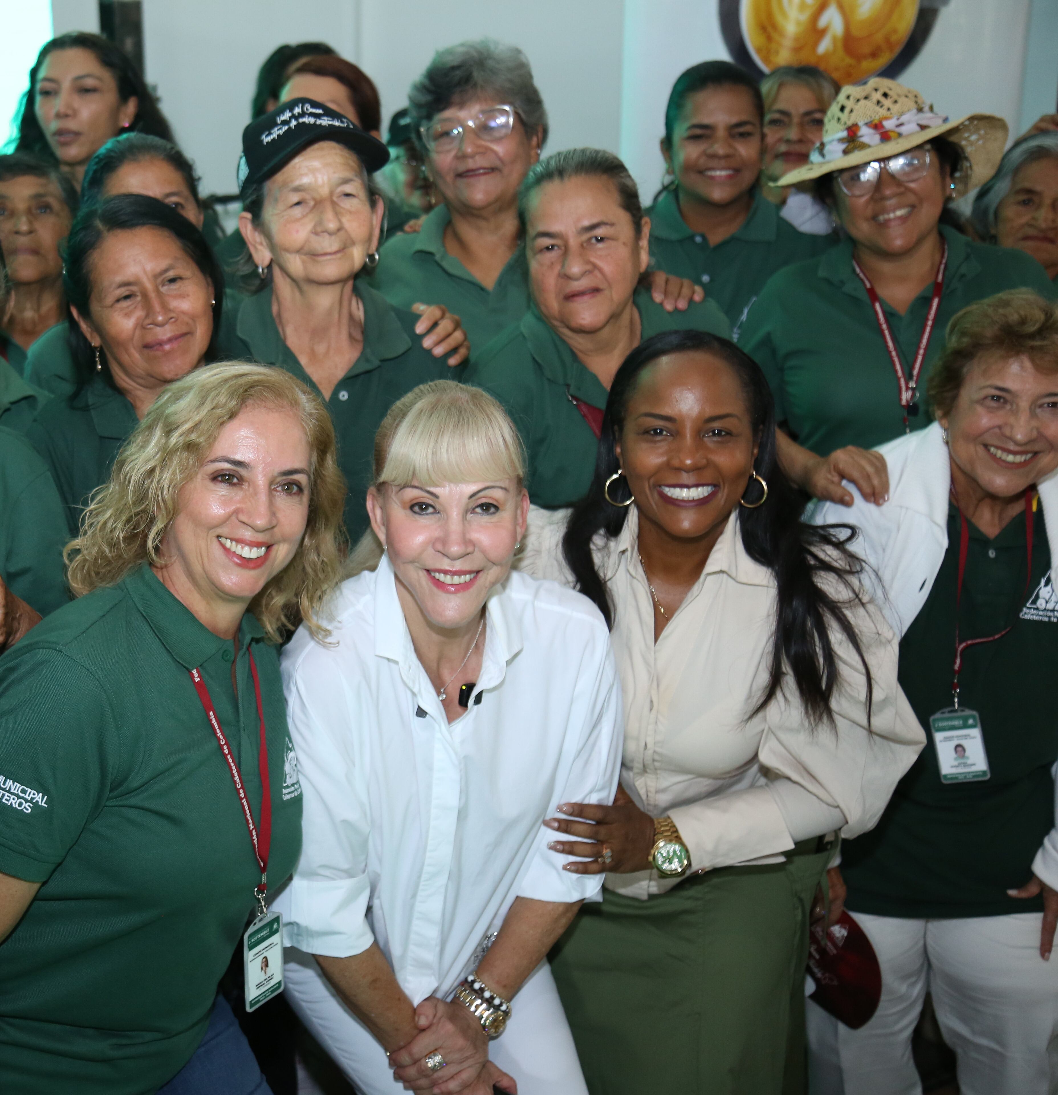 Dilian Francisca Toro, gobernadora del Valle; Angela Yaneth Reyes, secretaria Departamental de Agricultura; y mujeres caficultoras beneficiarias del programa Valle Café