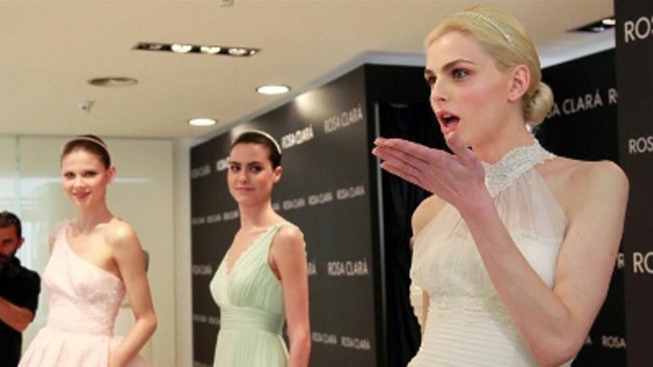 El modelo andrógino Andrej Pejic desfila un vestido de novia.