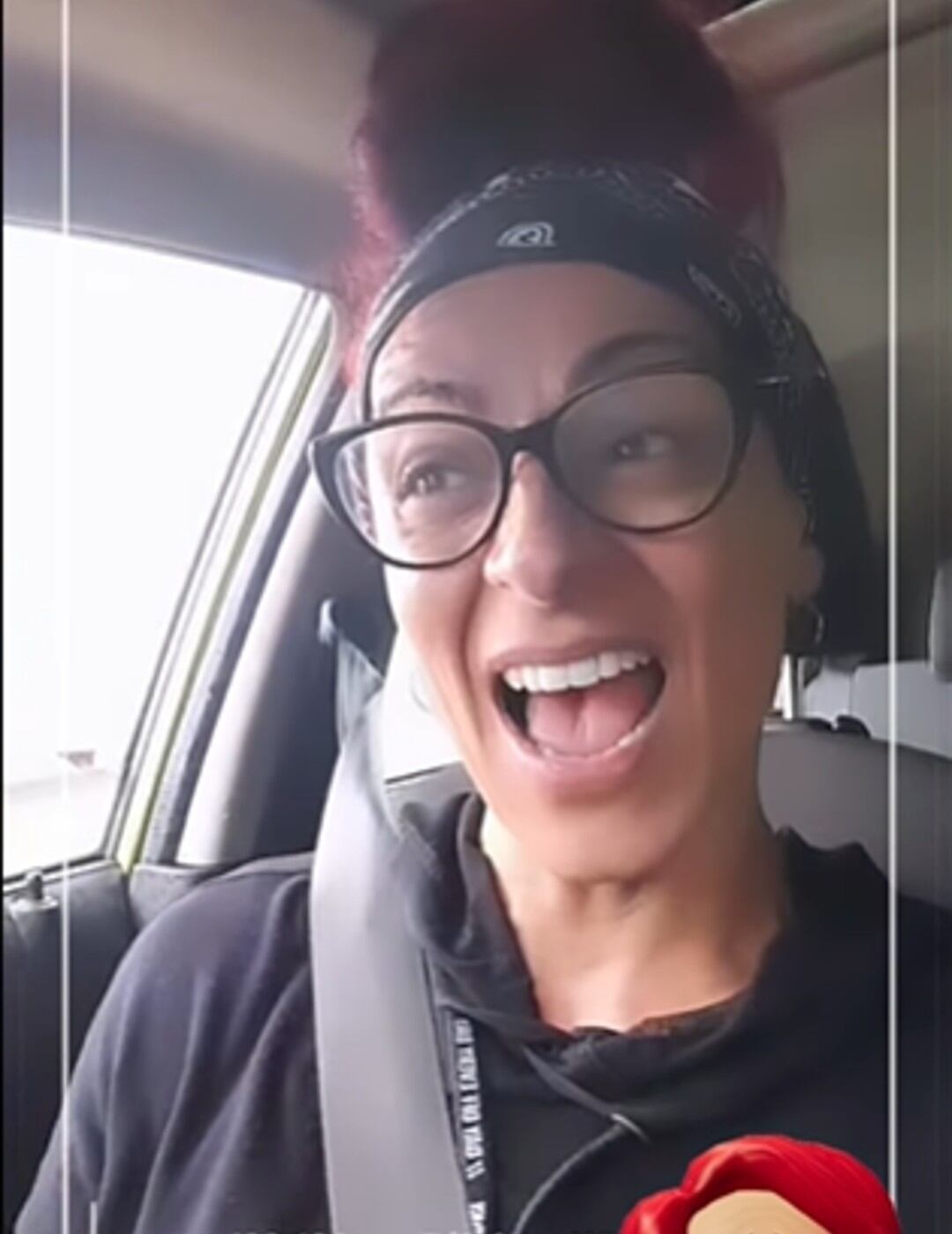 La actriz es mojada en su vehículo mientras conducía y grababa un video.