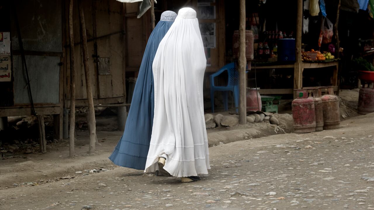 "Las mujeres estarán contentas": la afirmación de un líder de los talibanes en Afganistán