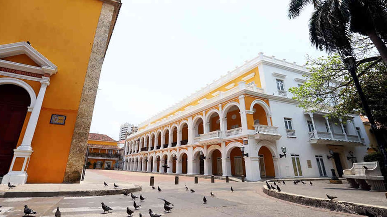 Sin turistas y con los negocios cerrados las calles del Centro Histórico de Cartagena lucen vacías.