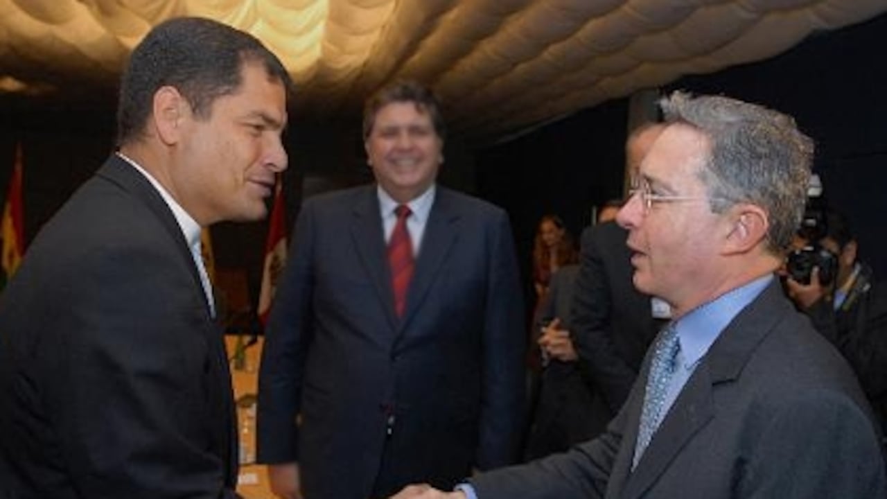 Rafael Correa, presidente de Ecuador y su homólogo colombiano Álvaro Uribe iniciaron diálogos después de la reunión de Unasur en Bariloche