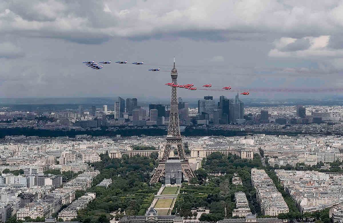 Aviones de la Patrouille de France y aviones acrobáticos flechas rojas del Reino Unido rocían líneas de humo con los colores de la bandera francesa, mientras sobrevuelan la Torre Eiffel, en París, como parte de la conmemoración del aniversario 80 del llamado de radio de Charles de Gaulle a sus compatriotas para resistir la ocupación nazi, durante la Segunda Guerra Mundial. Foto: Francois Mori/ AP