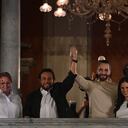 El presidente salvadoreño Nayib Bukele (2R), su esposa Gabriela Rodríguez, el vicepresidente salvadoreño Félix Ulloa (2L) y su esposa Lilian celebran después de las elecciones presidenciales y legislativas en San Salvador el 4 de febrero de 2024.