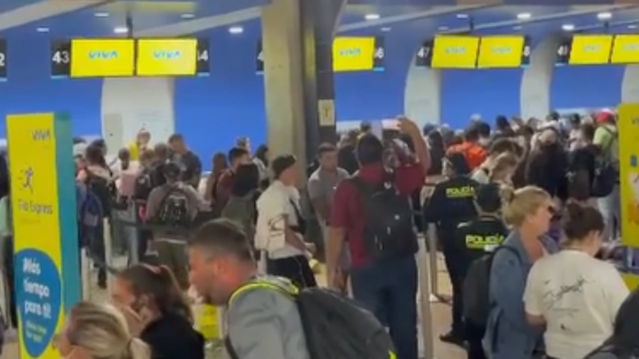 Usuarios de VIVA Air protestan en el aeropuerto de Rionegro.