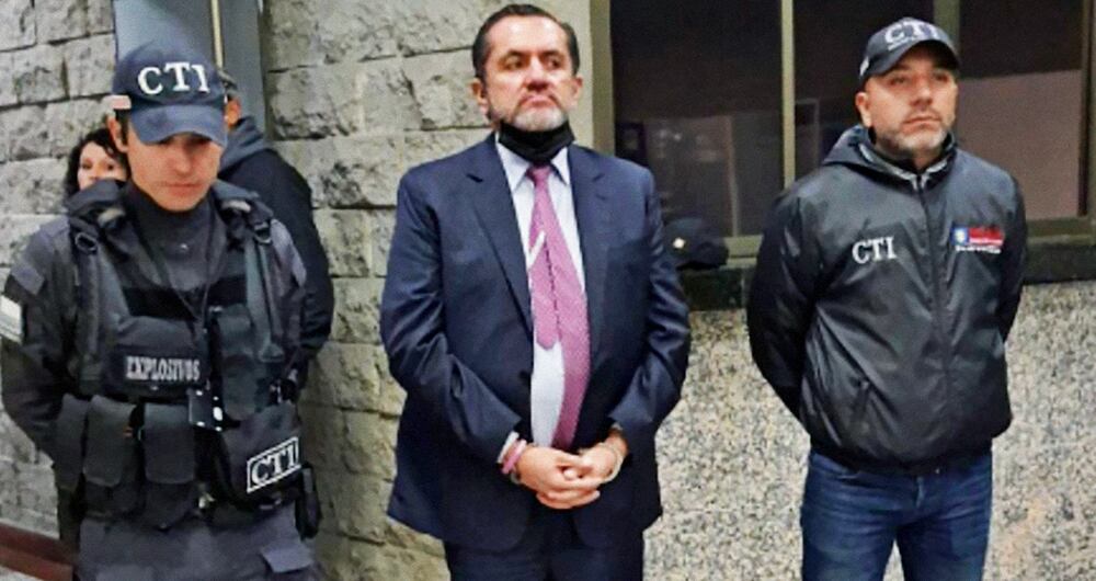  El senador Mario Castaño fue capturado a la salida del Congreso de la República. Las pruebas en su contra son contundentes. En la mira de las autoridades estarían políticos, alcaldes y gobernadores que habrían sostenido estrechos vínculos con el otrora poderoso congresista liberal, quien se ha declarado inocente.