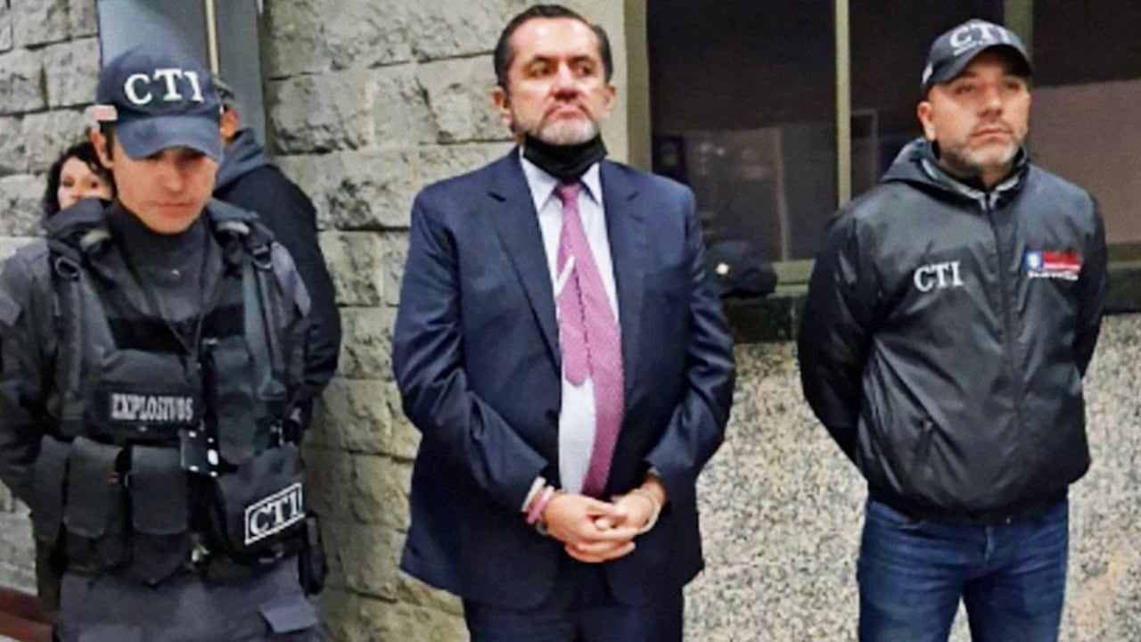 El senador Mario Castaño fue capturado a la salida del Congreso de la República. Las pruebas en su contra son contundentes. En la mira de las autoridades estarían políticos, alcaldes y gobernadores que habrían sostenido estrechos vínculos con el otrora poderoso congresista liberal, quien se ha declarado inocente.