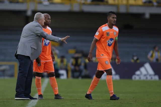 Eduardo Lara dirigiendo a Envigado en el año 2019