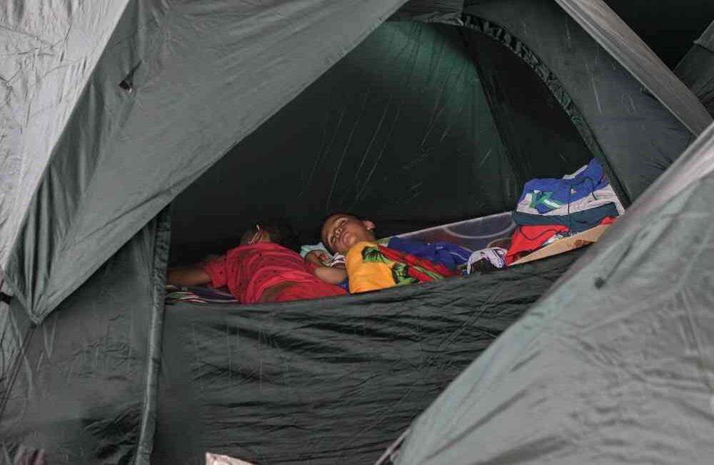 Dos niños duermen el miércoles 5 de abril de 2017 en un albergue para damnificados, en Mocoa, Putumayo, luego que la noche del 31 de marzo una avalancha provocada por el desbordamiento de los ríos Mocoa, Mulato y Sangoyaco arrasó con todo lo que encontró a su paso. Hasta el momento la cifra de muertos se eleva a  301víctimas mortales y un indeterminado numero de desaparecidos. Foto: Carlos Julio Martínez / Enviado Especial de Semana