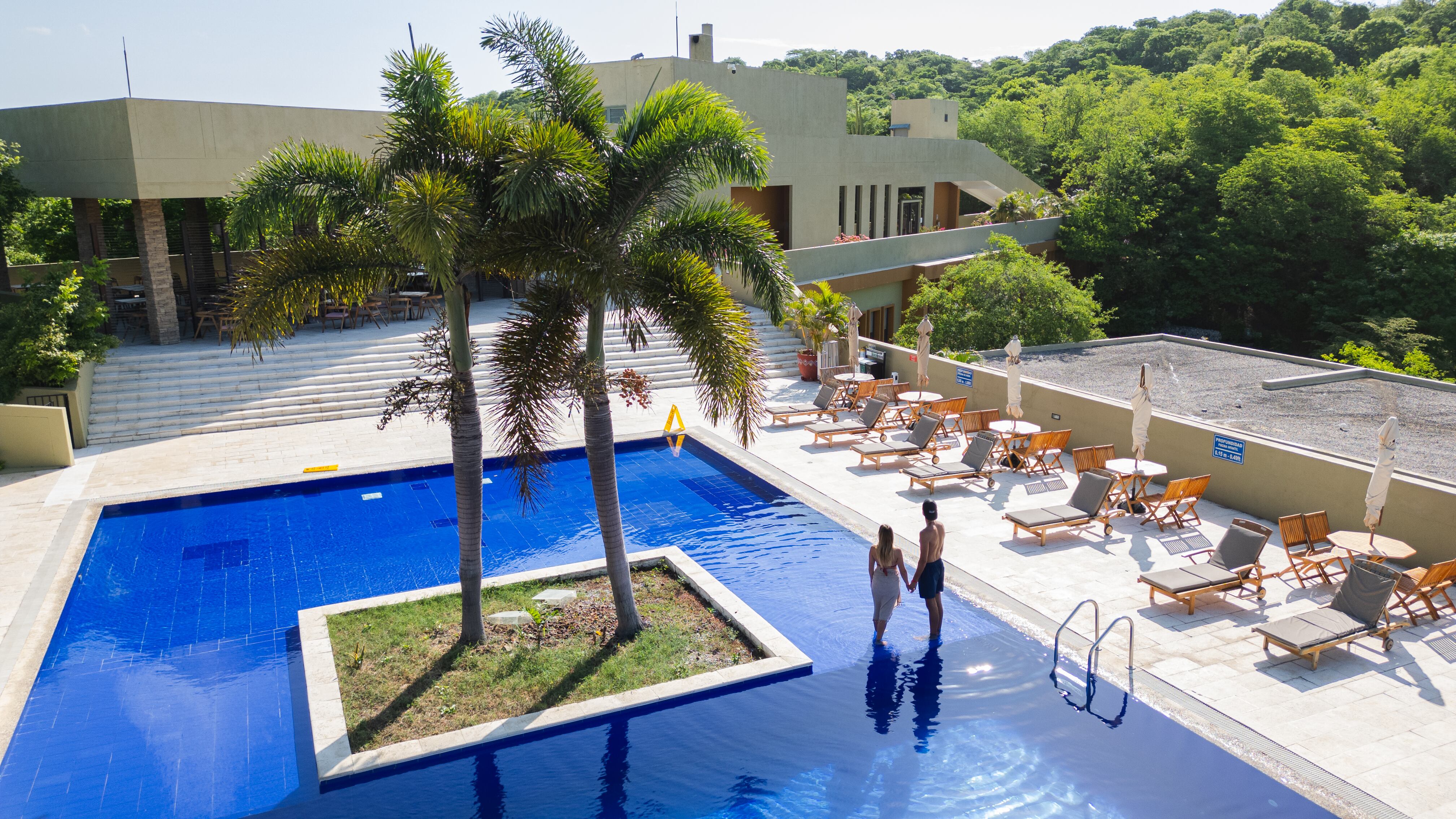 El Waya Guajira integra 48 paneles solares, que se prevé sean 400; sistemas de ahorro de agua, tratamiento de aguas residuales y más de 6.000 árboles sembrados.