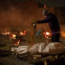 DELHI, INDIA - 26/04/2021: (NOTA DEL EDITOR: La imagen representa la muerte)
Un hombre realiza los últimos ritos funerarios de una víctima que murió debido a la enfermedad del coronavirus, en un crematorio en Nueva Delhi.
En India, el pico más alto de infección por coronavirus en un solo día. El informe registró 352.991 nuevos casos de Covid-19 y 2.812 muertes en las últimas 24 horas en medio de una crisis de oxígeno. (Foto de Amarjeet Kumar Singh / SOPA Images / LightRocket a través de Getty Images)