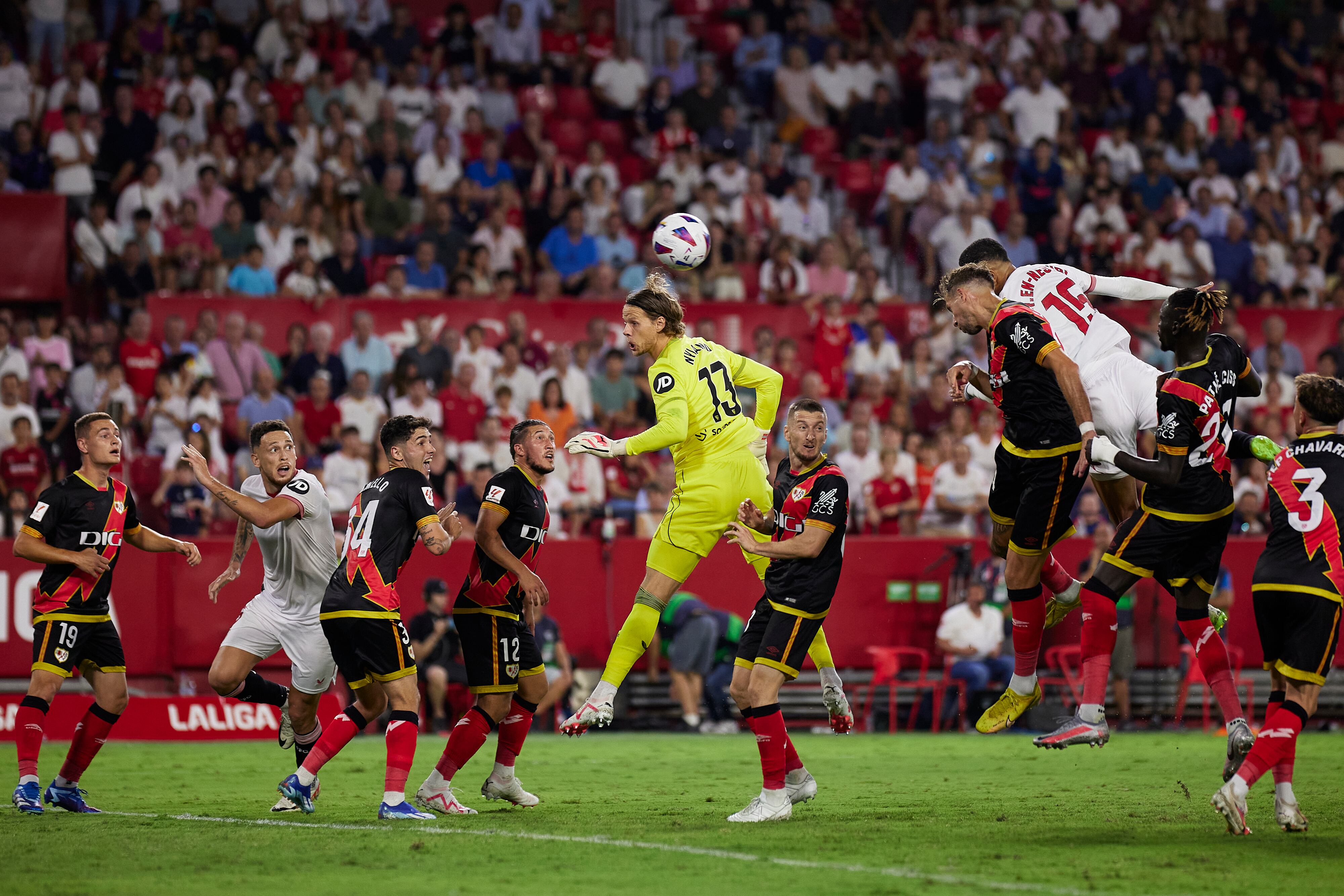 Youssef En Nesyri del Sevilla FC marca el primer gol de su equipo durante el partido de LaLiga EA Sports entre el Sevilla FC y el Rayo Vallecano en el Estadio Ramón Sánchez Pizjuán el 07 de octubre de 2023 en Sevilla, España.