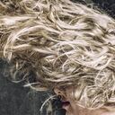 1. Vender cabello: Se trata de un negocio casi que exclusivo para mujeres que cuidan mucho su pelo. Dependiendo del largo, de la calidad (si es tinturado, si es virgen o si está muy maltratado), puede venderlo a sitios que hacen pelucas desde $150.000 o incluso obtener una ganancia hasta de $300.000.