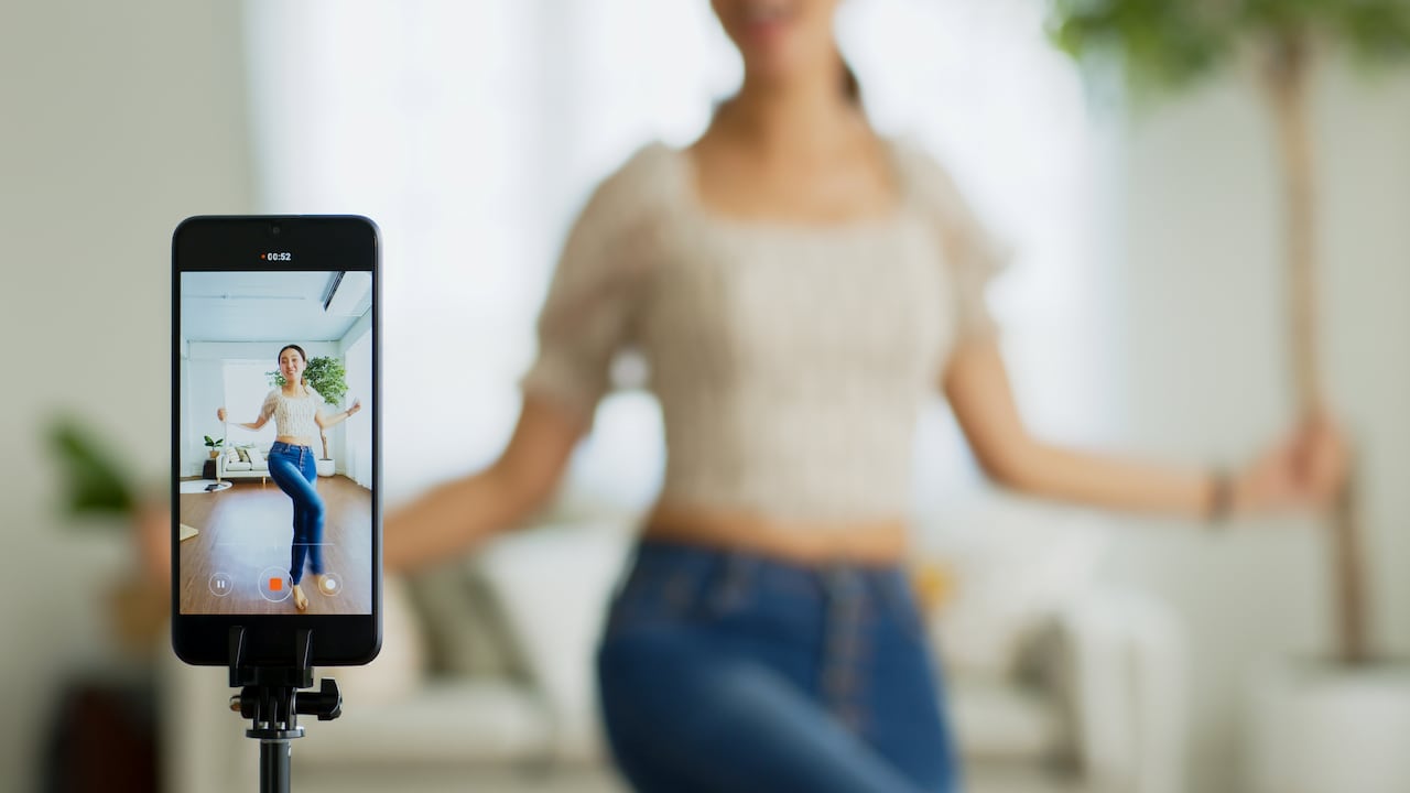 Los ciberdelincuentes analizan publicaciones para obtener datos y extorsionar a sus víctimas.