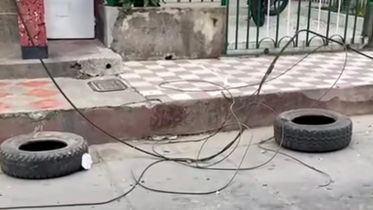 Los cables están colgando de un poste